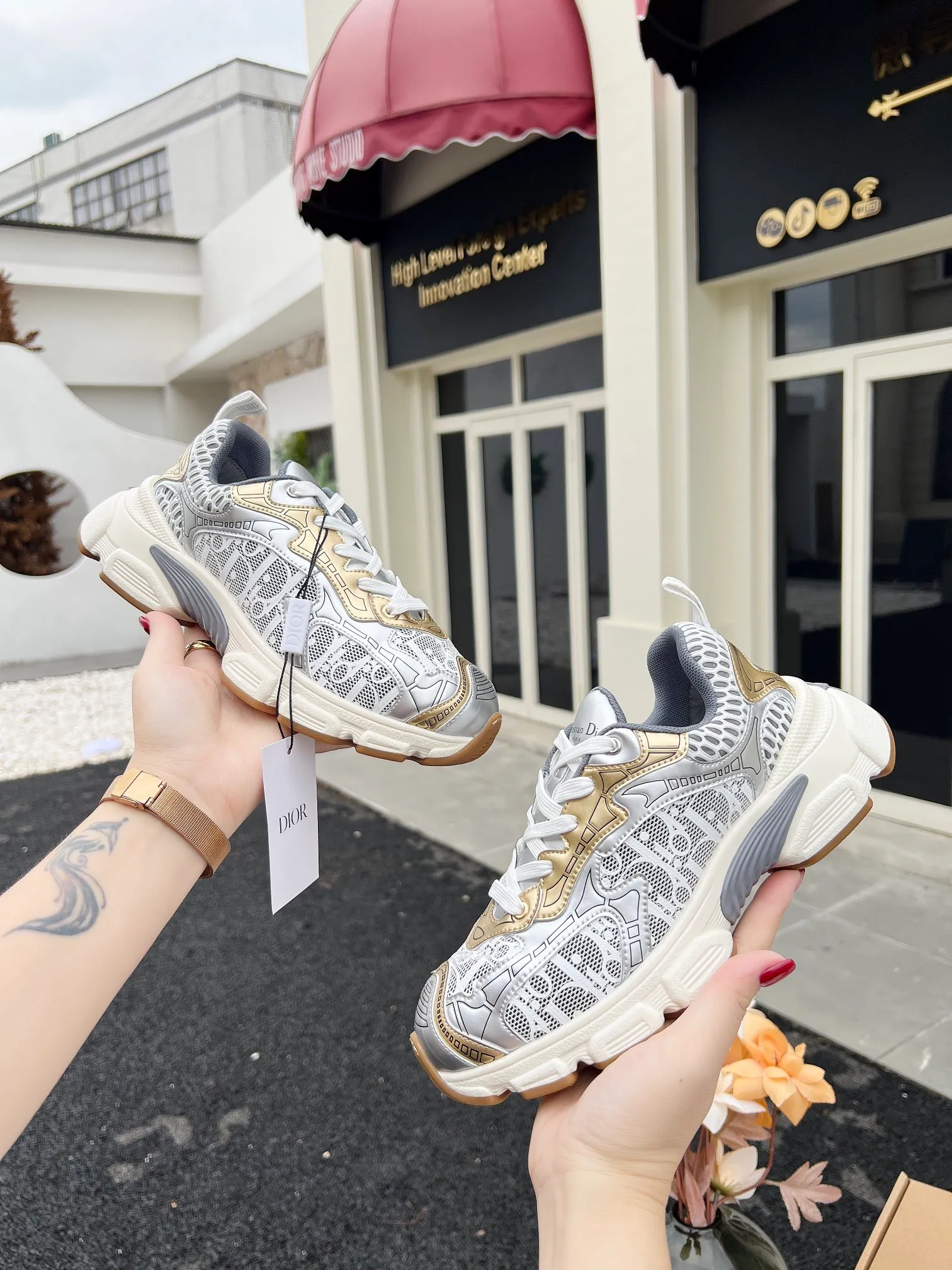 👟👟Ex-factory price 600👟👟 High version couple model🍸 Dior Dior | 2024 ˢˢDilraba, many stars have the same style. L’s 2024 spring and summer new products. The latest popular Chrono series, thick-soled mesh color-blocking running shoes, dad shoes, casual sports shoes series〰 Original purchase, development and production👍🏻This Dior Chrono sneaker is made of white and black mesh fabric with leather effect panels. The CD logo on both sides, the star patch on the tongue and the Dior logo on the heel, many details highlight the style. The two-tone laces, lightweight sole and star embellishment allow for a casual look all year round, complementing a variety of casual or elegant pieces. ♺Upper: Original imported first-layer cowhide + mesh ♺Inner lining: Original customized breathable lining ♺Outsole: Original molded EVA super light and super soft outsole ♺Heel height: 4.5cm ♺Size: Female 35-41 Male 39-45 (Female 40.41 Male 45 customized)